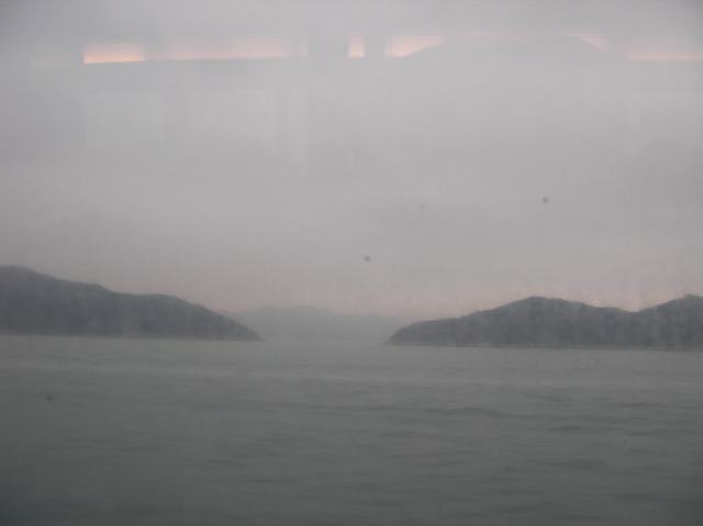 天気が悪く写りがよくないフェリーからの風景